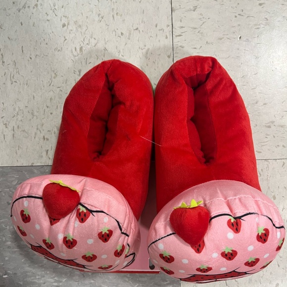 STRAWBERRY SHORTCAKE PLUSH SLIPPERS. BRAND NEW. ADULT SIZE SMALL-MEDIUM - Picture 9 of 9